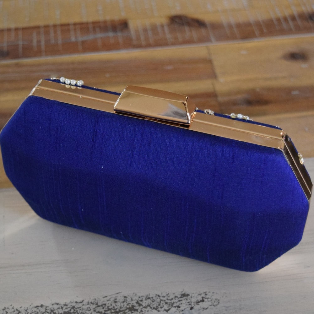 Hand-Embroidered Party/Wedding Clutch - Picture 4 of 8